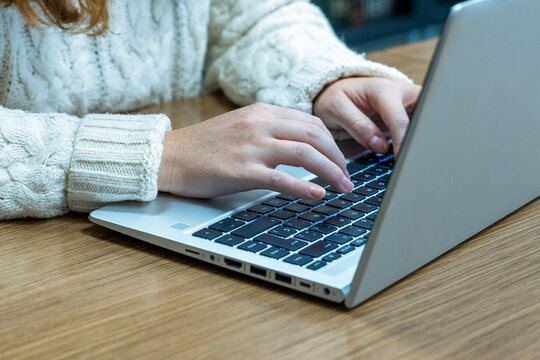 Manos de mujer escribiendo en teclado de ordenador portatil