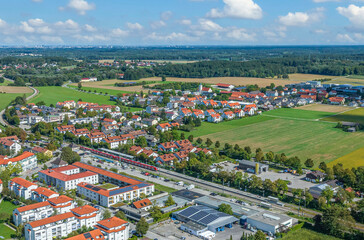 Fototapeta na wymiar Ausblick auf die Gemeinde Gilching im oberbayerischen Landkreis Starnberg, Blick über den Bahnhof nach Argelsried