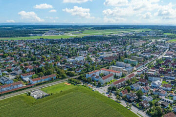 Die Gemeinde Gilching im oberbayerischen Landkreis Starnberg von oben, Ausblick über Neugilching...