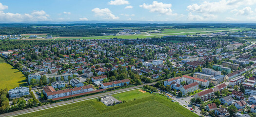 Gilching im oberbayerischen Landkreis Starnberg im Luftbild, Ausblick über Neugilching zum Sonderflughafen Obrpfaffenhofen