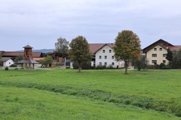 Fototapeta na wymiar Kleine Siedlung entlang des Obstwanderweges in Cham im Bayerischen Wald