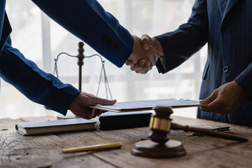 Businessman shaking hands making agreement with lawyer to discuss contract terms In hiring to do court cases, legal concepts, advice and justice. - obrazy, fototapety, plakaty
