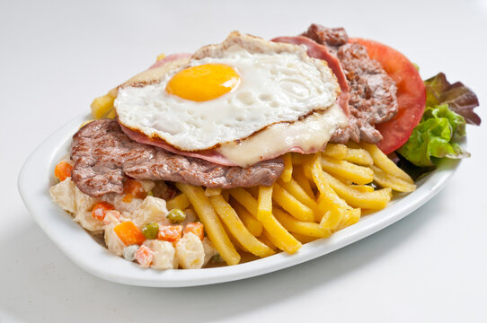 Chivito al plato, El chivito es uno de los platos m&aacute;s t&iacute;picos de Uruguay. se trata de un bife de carne de vaca, huevo, jam&oacute;n, queso mozzarella, papas fritas y ensalada rusa