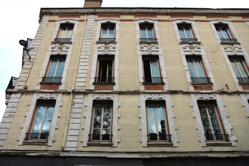 Fototapeta na wymiar Immeuble typique, vue de l'extérieur, ville de Saint Etienne, département de la Loire, France