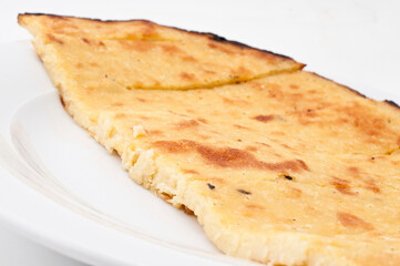 Fainá es un plato hecho a base de harina de garbanzos, agua, aceite de oliva, sal y pimienta.
