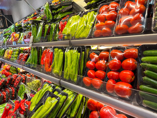 View of vegetables on shelves at a supermarket in Istanbul - 681001505