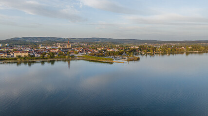 Fototapeta na wymiar Panorama Stadt am See