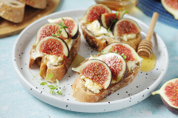 Sandwiches with cottage cheese, honey and figs	