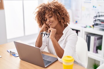 Obraz premium African american woman business worker smiling confident holding glasses at office