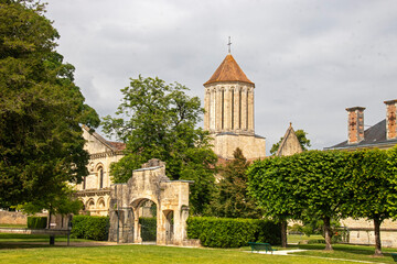 Fototapeta na wymiar Surgères. La porte Renaissance et l’église Notre-Dame. Charente Maritime. Nouvelle-Aquitaine