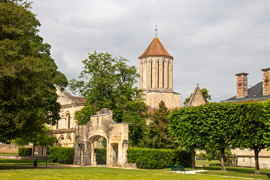 Surg&egrave;res. La porte Renaissance et l&rsquo;&eacute;glise Notre-Dame. Charente Maritime. Nouvelle-Aquitaine