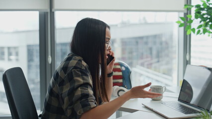 Gesturing girl explaining cellphone in office close up. Nervous startuper call