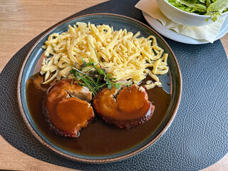 Schweinerollbraten mit Spätzle