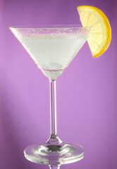 Gin Fizz mit Zitrone, Cocktail, isoliert