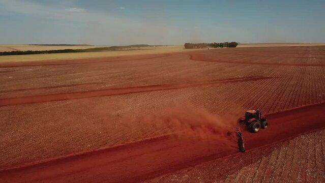 Tratores trabalhando e arando a terra para o plantio de lavoura de soja e algod&atilde;o no estado do Mato Grosso - Brasil