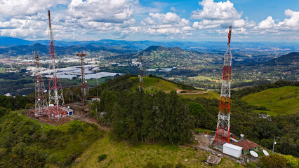 Foto aérea en donde se combinan el paisaje y las antenas  de televisión y celulares. Captura realizadas desde los cerros que separan al municipio de la Ceja, del municipio de La Unión,.
