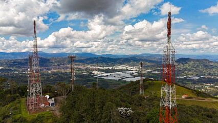Foto a&eacute;rea en donde se combinan el paisaje y las antenas  de televisi&oacute;n y celulares. Captura realizadas desde los cerros que separan al municipio de la Ceja, del municipio de La Uni&oacute;n,.
