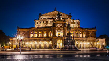 Fototapeta na wymiar Die berühmte Semperoper in Dresden Deutschland