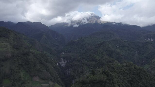 volc&aacute;n nevado del Tolima, toma a&eacute;rea ca&ntilde;&oacute;n del Combeima