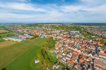 Die kleine Stadt Herrieden an der Altmühl im Landkreis Ansbach in Mittelfranken aus der Luft