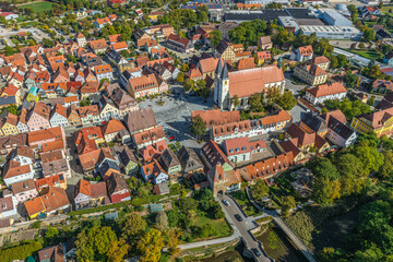 Das pittoreske Stadtzentrum von Herrieden an der Altmühl in Mittelfranken im Luftbild