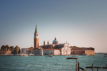 Obraz premium Experience the serene beauty of Venice with this stunning view of the city's iconic architecture and tranquil waters, including St. Mark's Basilica and the Rialto Bridge.
