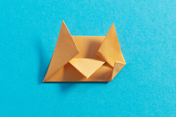 Step by step photo instruction how to make origami paper kitty. Simple diy kids children's concept.