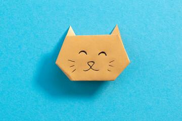 Step by step photo instruction how to make origami paper kitty. Simple diy kids children's concept.