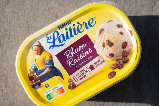 Bac de glace de la marque La Laiti&egrave;re commercialis&eacute; par Lactalis Nestl&eacute; Produits frais, France