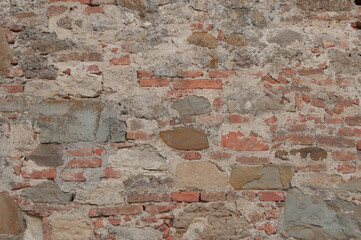 Vecchio muro scrostato, muro di sassi e mattoni