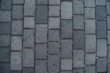 Vecchio muro scrostato, muro di sassi e mattoni