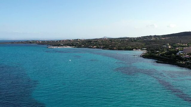 plage de la Pelosa dans le nord de la Sardaigne (Italie)