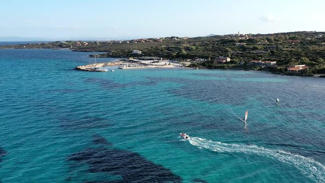 plage de la Pelosa dans le nord de la Sardaigne (Italie)
