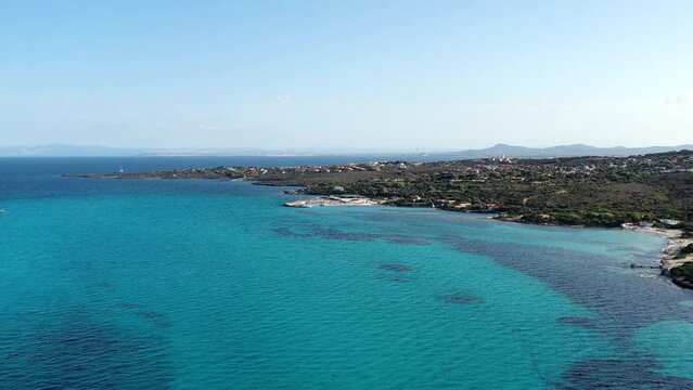 plage de la Pelosa dans le nord de la Sardaigne (Italie)