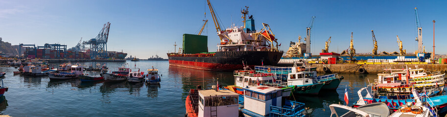 panorâmica dos barcos, navios gruas contêineres do porto de Valparaíso, Viña del Mar, Chile  - obrazy, fototapety, plakaty