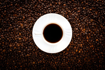 Kaffeetasse mit Kaffee auf einem Tisch mit Kaffeebohnen