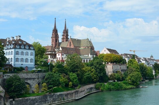 La catedral de Basilea junto al r&iacute;o Rin, Suiza