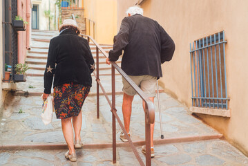 couple de personnes âgées dans des escaliers. Vieillesse en milieu rural. Personnes âgées dans...