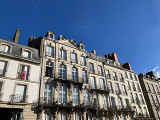 Fototapeta na wymiar Historische Altbaufassaden in der Innenstadt von Nantes, Frankreich