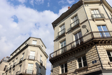 Historische Altbaufassaden in der Innenstadt von Nantes, Frankreich