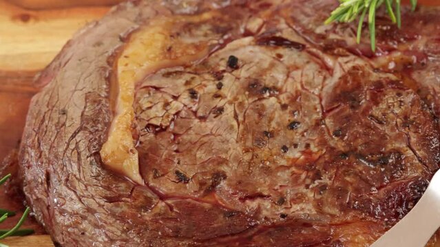 c&ocirc;te de boeuf cuite, en gros plan, sur une planche &agrave; d&eacute;couper