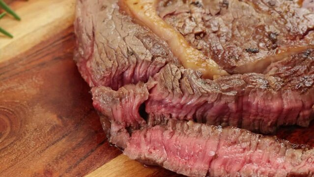 c&ocirc;te de boeuf tranch&eacute;e sur une planche &agrave; d&eacute;couper