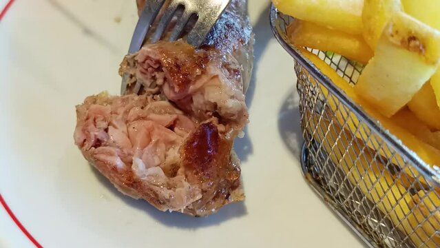 gros plan sur une andouillette d&eacute;coup&eacute; avec un couteau et une fourchette
