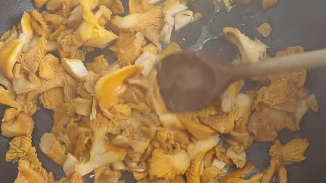 cuisson de champignons girolles dans une po&ecirc;le