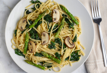spaghetti  with asparagus , spinach  and mushrooms