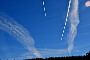 Air Traffic corridor with two classification of contrails; persistent non-spreading, persistent spreading.
