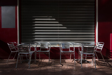 une terrasse de bar. Chaises et tables de restaurant vide. Extérieur d'un bar fermé. Commerce...