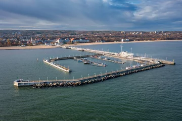 Crédence de cuisine en verre imprimé La Baltique, Sopot, Pologne Aerial view of the Baltic sea coastline and wooden pier in Sopot at autumn, Poland