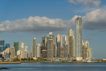 Obraz premium urban area of ​​residential skyscrapers seen from the coastal strip panama city panama