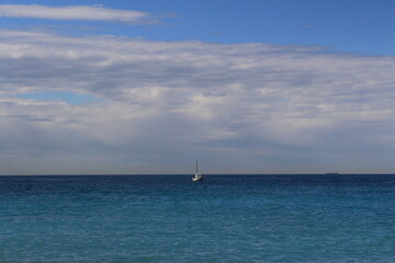 Fototapeta premium Boat sailing in a turquoise ocean in Cassis, France